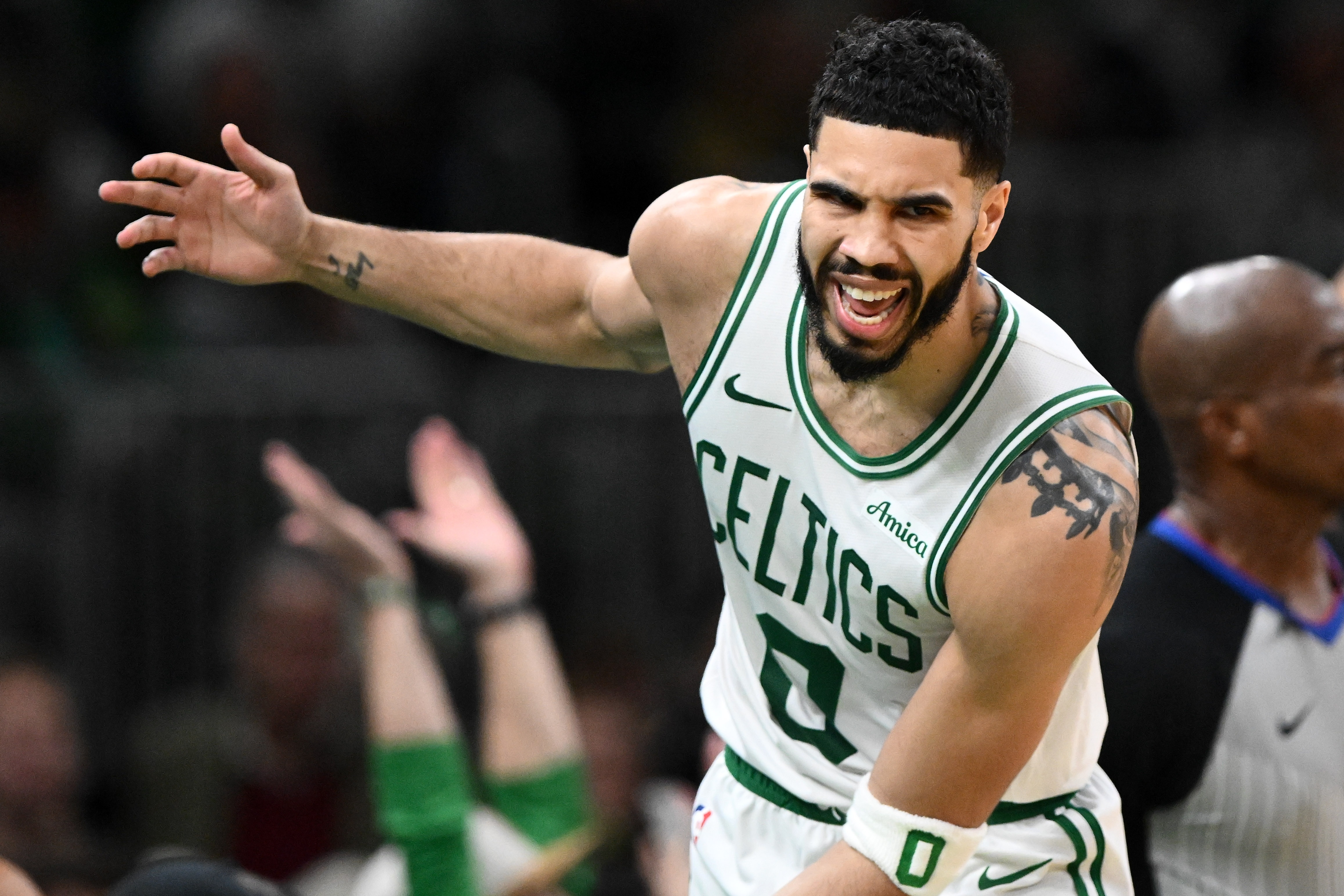 鹈鹕横扫凯尔特人，塔图姆制霸全场