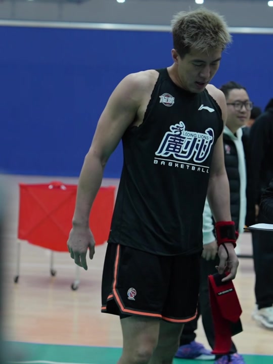 青岛队鏖战掘金，郭艾伦高光表现