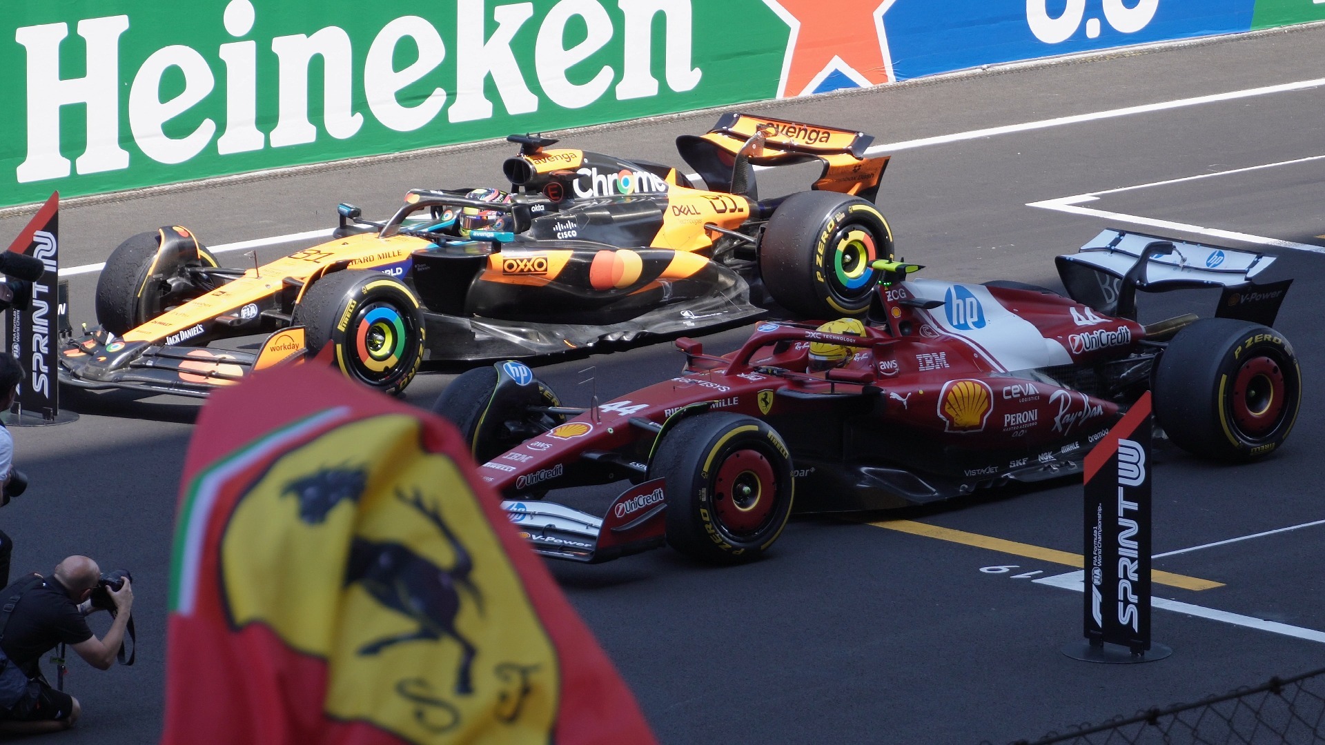 阿斯顿马丁力克索伯车队，汉密尔顿点燃赛场