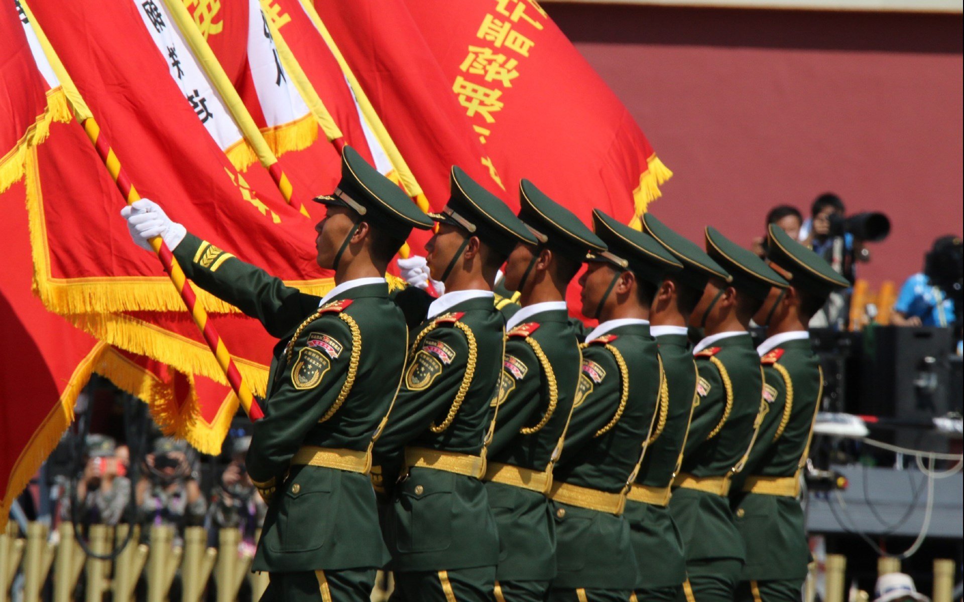 悬崖边的绝唱，深圳险胜四川，布克三分雨刷新纪录