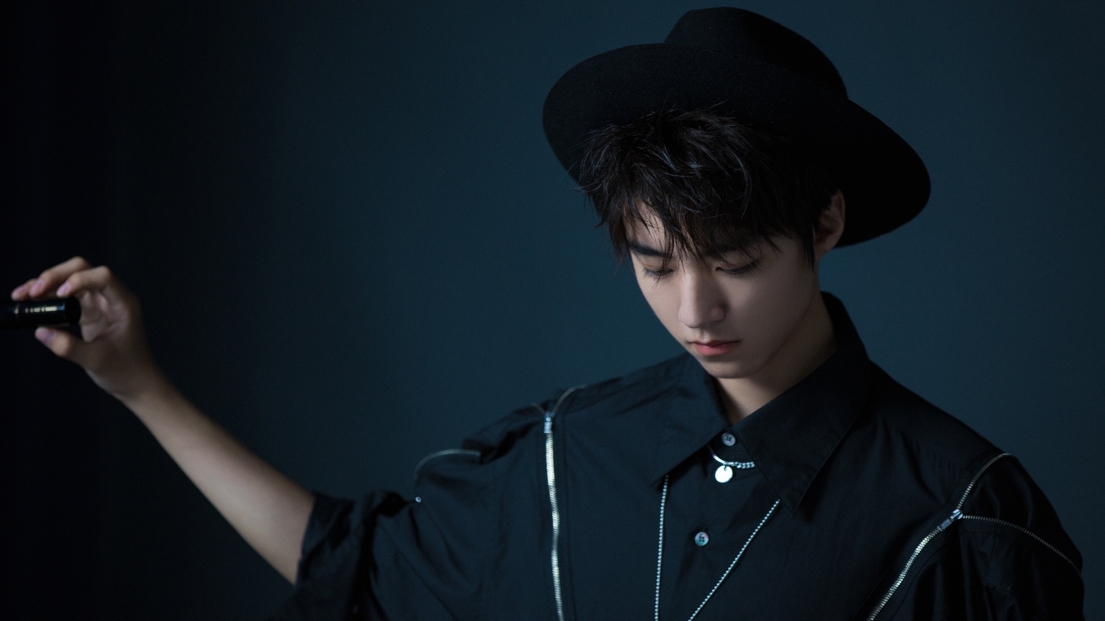 双线叙事,当F1引擎轰鸣遇上哈利伯顿的无声制导