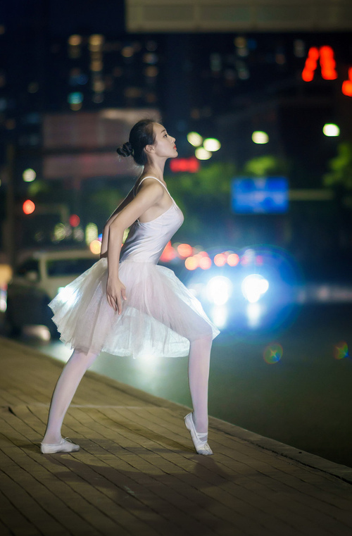 舞台的镜像，从武切维奇的季后赛觉醒到上海队的铁血围城